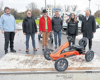 Übergabe eines Gokarts an den Verein Auszeit, zu sehen sind von links: Bernd Valbert, Sascha Marx, Norbert Müller, Mike Schumann, Aurelie Aumann und Bürgermeister Peter Burger.